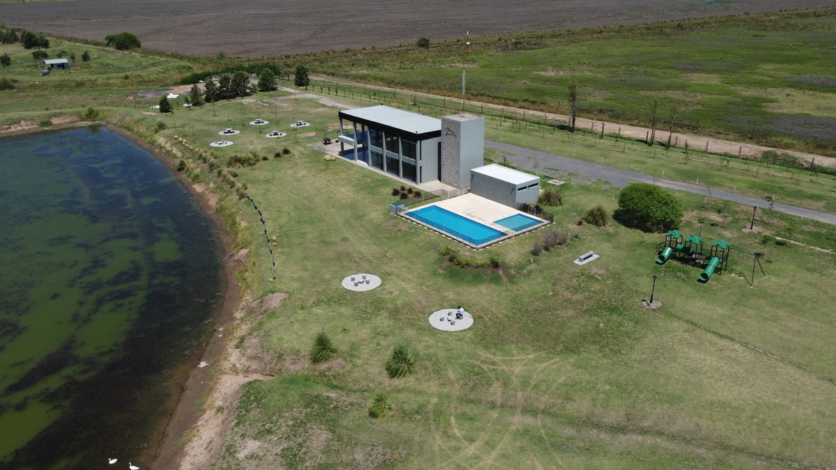 House con piscina junto a la laguna