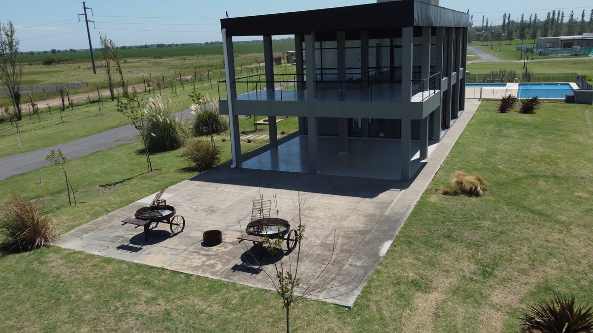 House del club con fogoneros